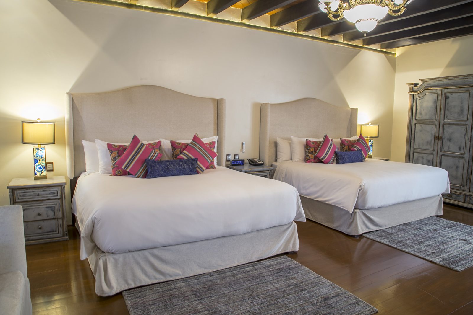 Suite Premier con dos camas king con cabecera tapizada.