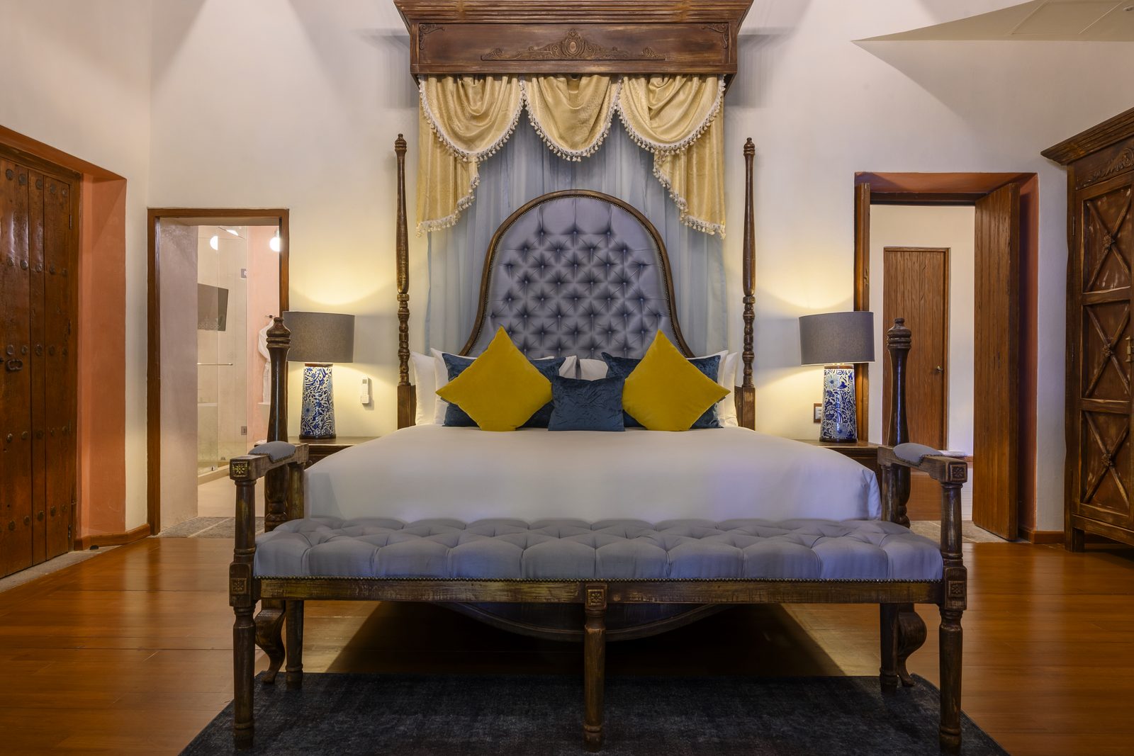 Suite Presidencial con cama king de dosel y cortinaje.