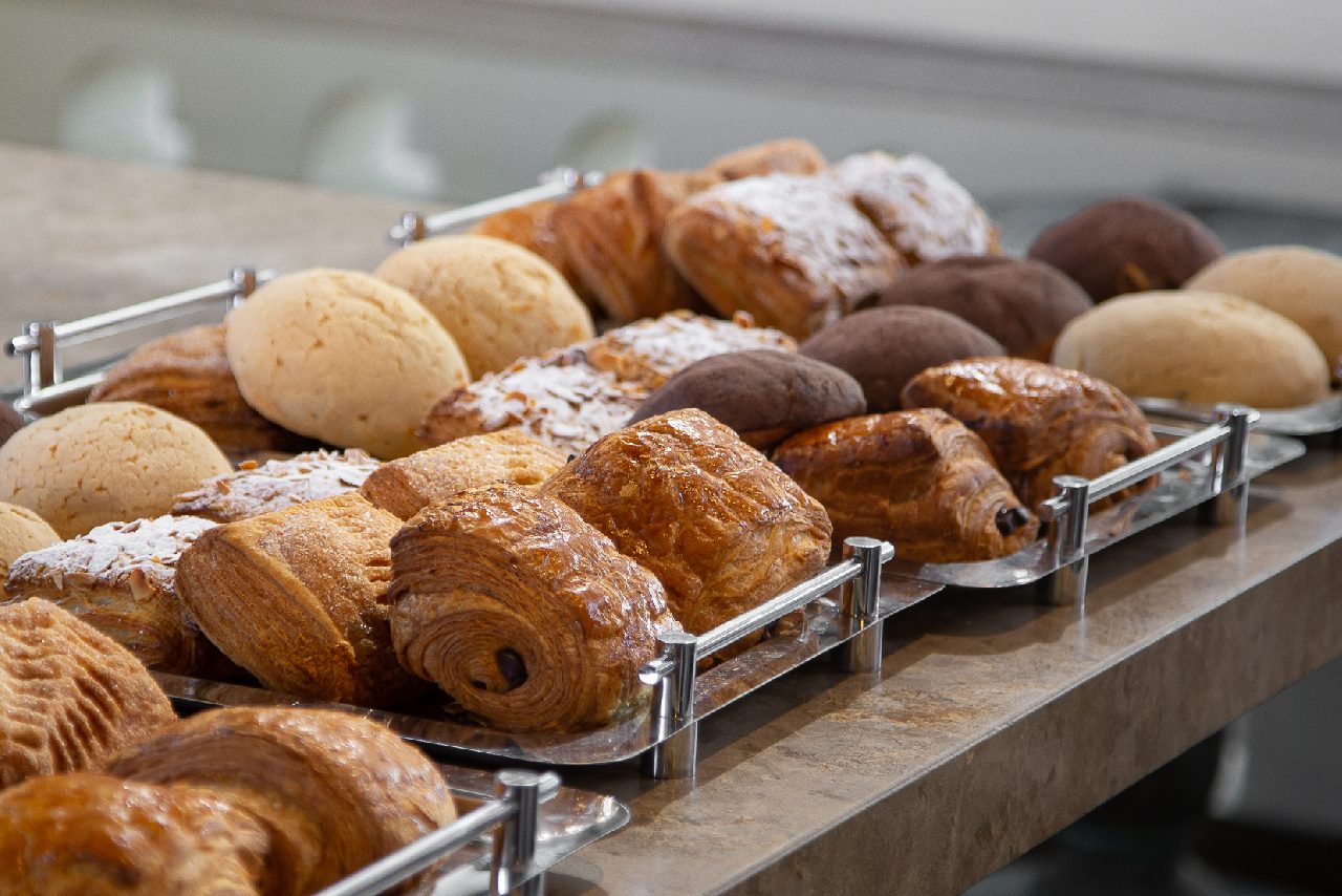 Charolas con conchas, chocolatines y pan dulce recién horneado de La Francesita.
