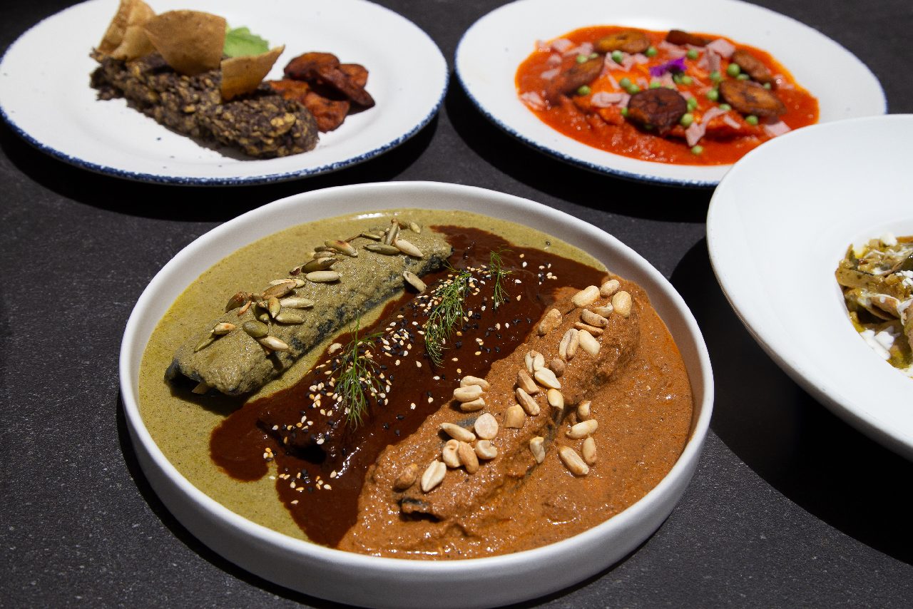 Platillos de Casona de los Sapos Restaurante: mole con ajonjolí y piñones y otros platos de cocina poblana.
